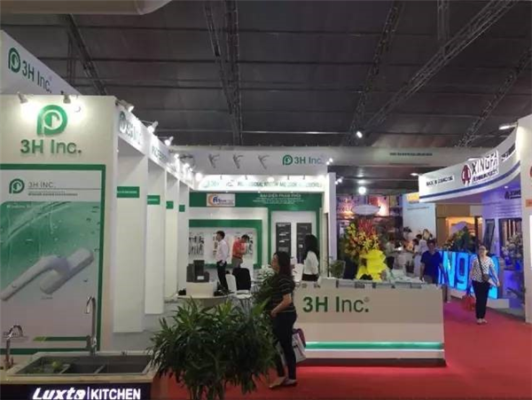 Our staff introduced the products patiently-2.jpg